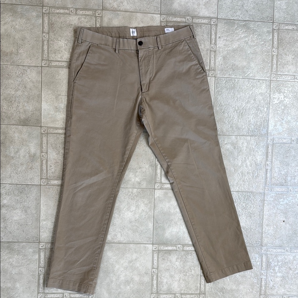 Men’s Khaki Pants - Gap 36 x 32 Straight fit